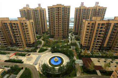 城东，单价8800精装修，3室2卫名仕豪庭，紧挨龙泉广场！